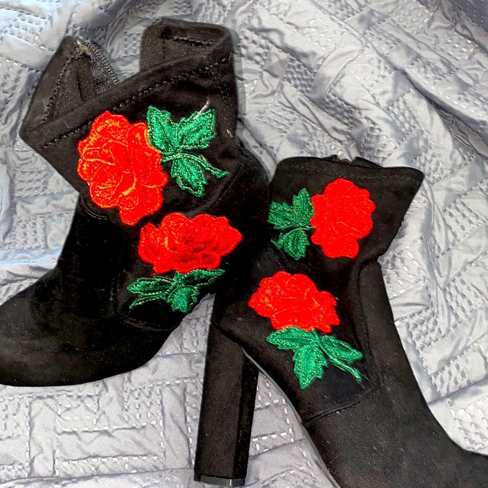 Black velvet booties with red roses